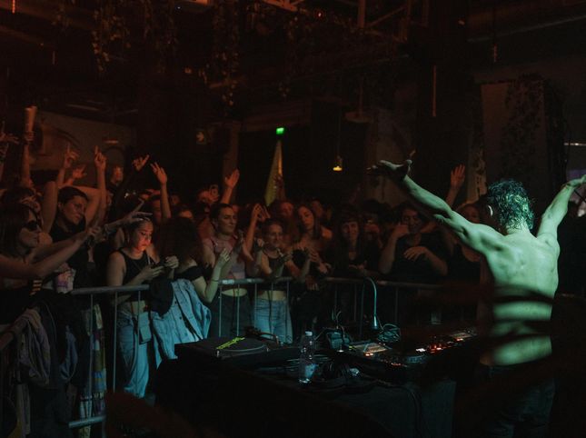 The Ivreatronic parties, a liberating chaos