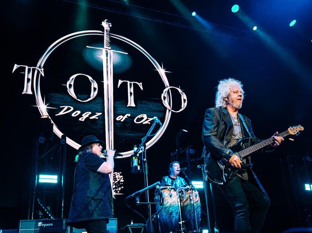 Toto: “As a band we have never played with Rob Lowe”