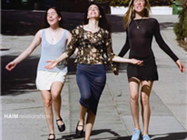 Haim play the unpublished album with Addison Rae live