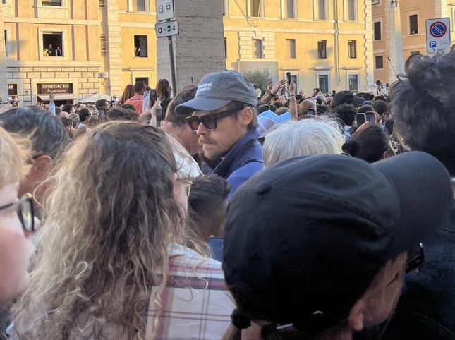 Harry Styles in San Pietro (masked) for the election of the Pope
