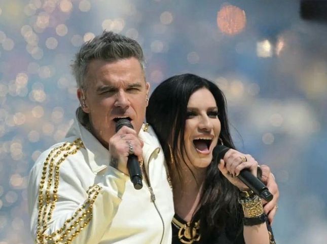 Laura Pausini and Robbie Williams present live "Desire"