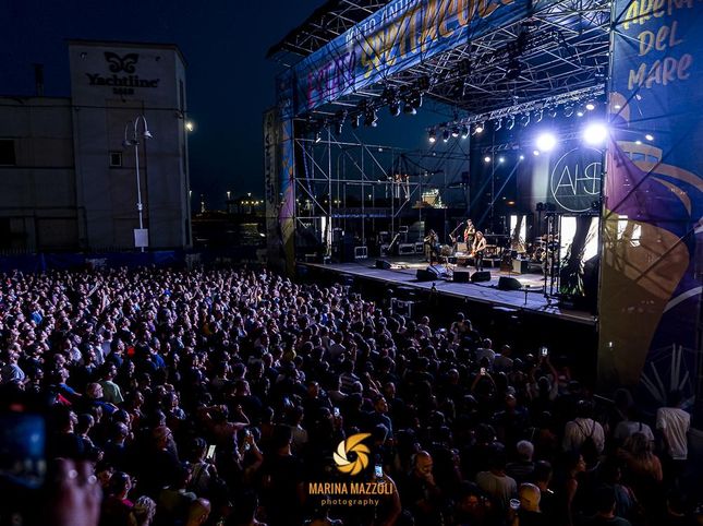Summer show in Genoa: six days in a row between show and live