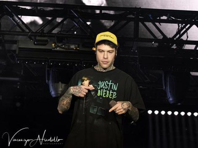Fedez Live in Olbia Rappa against everyone, from Tony Effe to Elodie