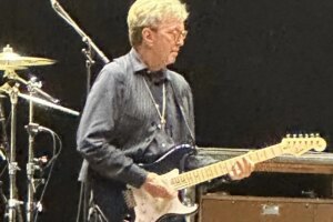 They throw a vinyl at him: Eric Clapton leaves the stage