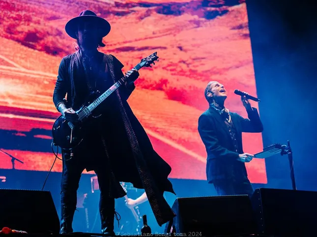 Jane's Addiction "come together one last time" to resolve the differences