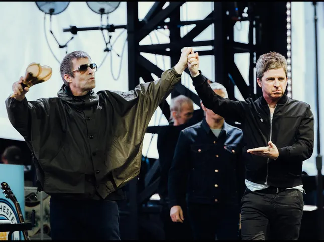 Oasis, Liam rekindles hopes: "Big announcement imminent"