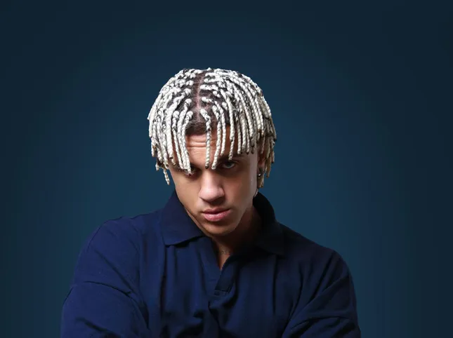 Singers and pseudonyms: towards the ridiculous... and beyond