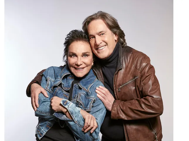 The Ricchi e Poveri fall into the studio on Domenica In