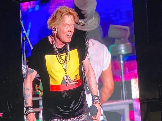 Guns N' Roses releases rare video for 1987's "Paradise City".