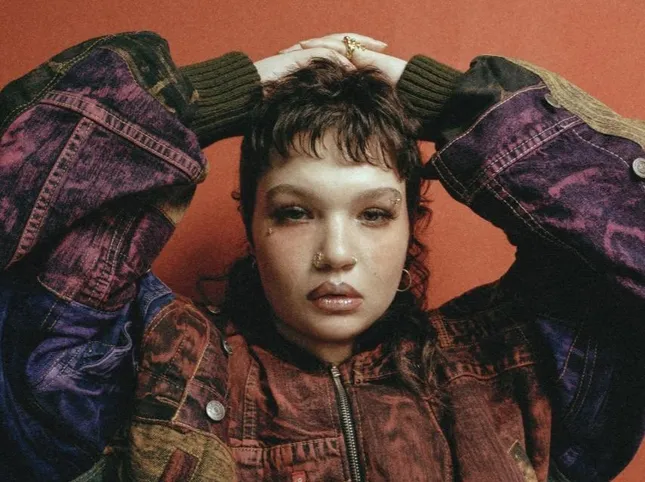 Lola Young returns to the stage after the forced break due to exhaustion