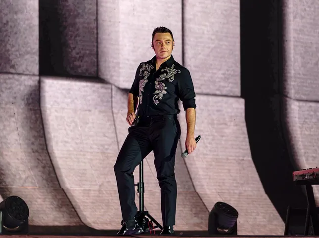 Sanremo 2026, the video of Tiziano Ferro's performance