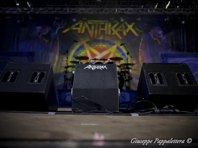 Why did Anthrax leave the tour with Mötley Crüe and Megadeth?