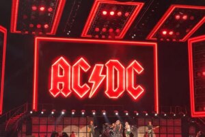 AC/DC, Stevie Young hospitalized after a concert