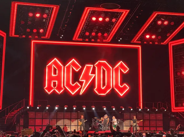 AC/DC, Stevie Young hospitalized after a concert