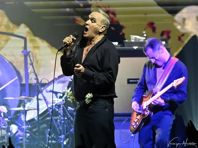 Morrissey cancella il live: “Notte d’inferno in hotel”