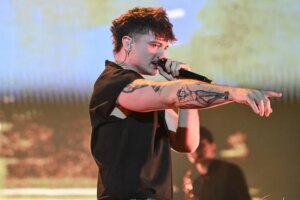 Olly as Vasco: in the sign of the “triangle” with his fingers