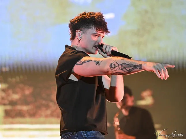 Olly as Vasco: in the sign of the "triangle" with his fingers