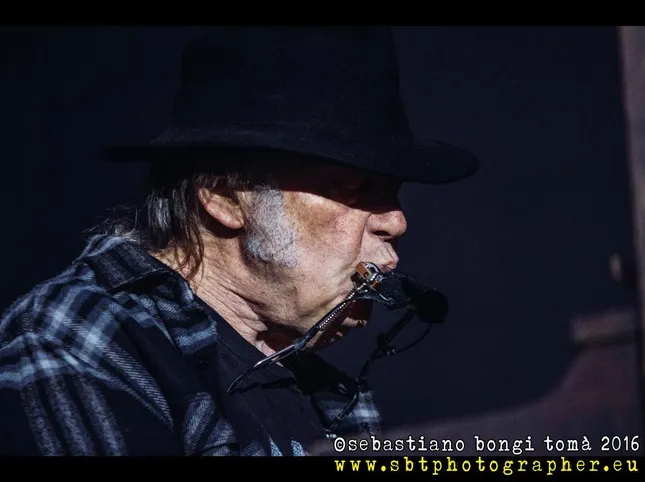 Neil Young announces release of live album "As time explodes"