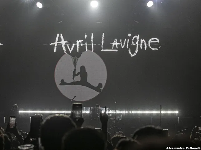 Avril Lavigne pays homage to Alanis Morissette