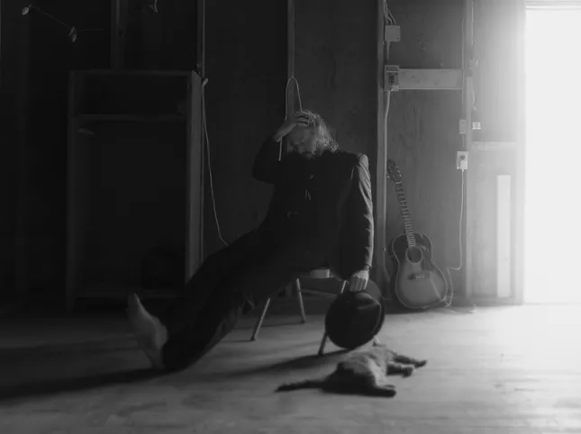 Justin Vernon transforms into Bon Dylan