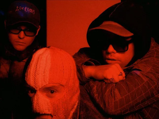 Kneecap, tension and revolt with “Smugglers & Scholars”