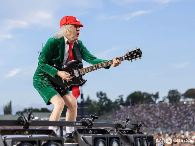 AC/DC 1976: 'We're not fucking punks, we're a rock band!'