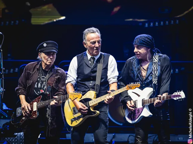 Bruce Springsteen brings "Streets of Minneapolis" to TV