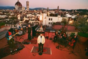 Coez, on the roofs towards a “more played” dimension