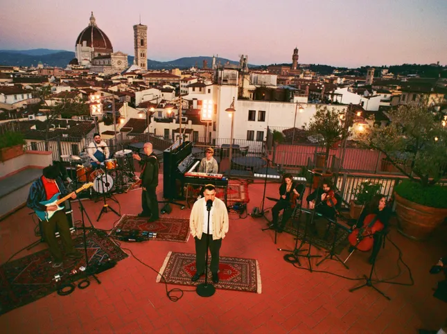 Coez, on the roofs towards a "more played" dimension
