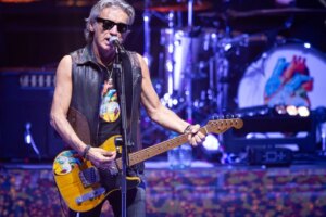 Ligabue, live the unreleased “Nobody belongs to someone”
