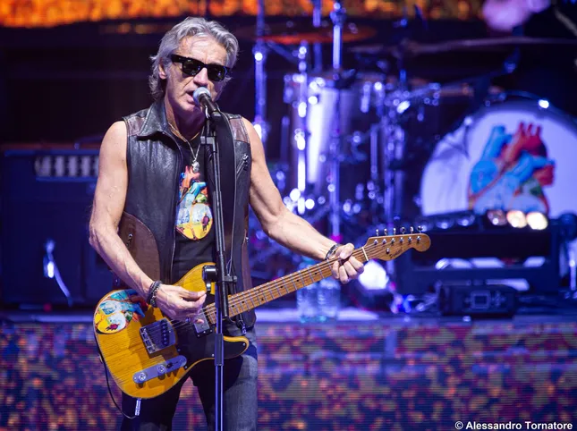 Ligabue, live the unreleased "Nobody belongs to someone"