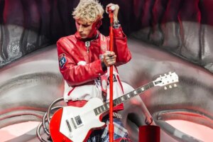 Why Corey Taylor (Slipknot) punched Machine Gun Kelly