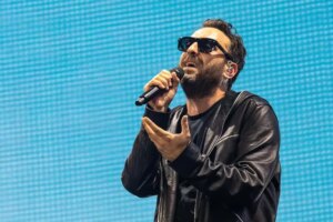 Cesare Cremonini sings “Vita spericolata” by Vasco in concert