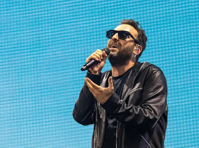 Cesare Cremonini sings "Vita spericolata" by Vasco in concert
