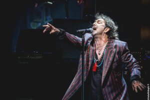 Chris Robinson criticizes the audience and some of those present leave