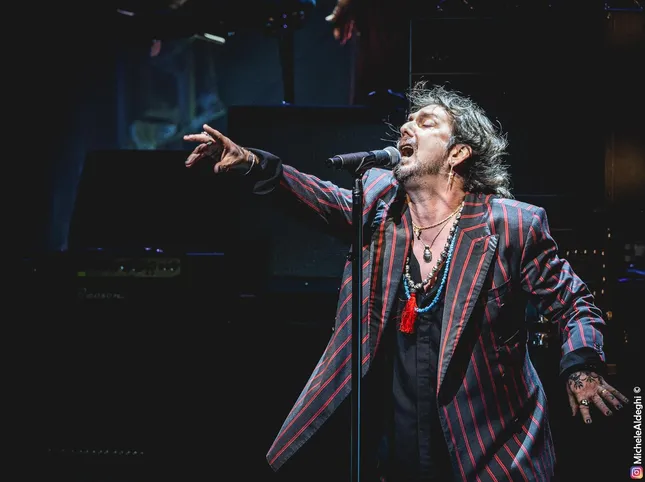 Chris Robinson criticizes the audience and some of those present leave