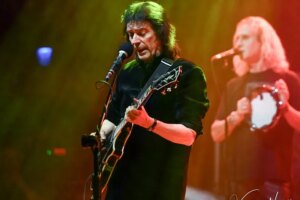 Steve Hackett and Steve Rothery release album “The Roaring Waves”