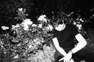 We premiere “Azul Azul”, new single by Lázaro