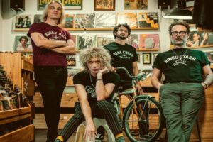 Los Zigarros shout to order with “The world is a man’s thing”