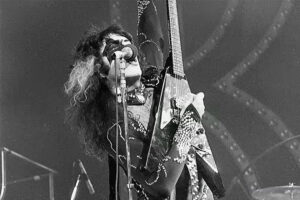 Kiss show the hidden side of their final tour in “End Of The Road. The Documentary”